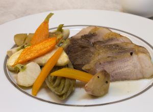 Rouelle de porc et légumes rôtis au four