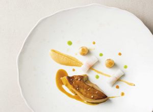 Escalope de foie gras de canard poêlée navet croquant acidulé, jus relevé à la gentiane
