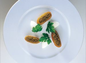 Caviar osciètre gold et pommes de terre roseval cuites en peau à la moelle