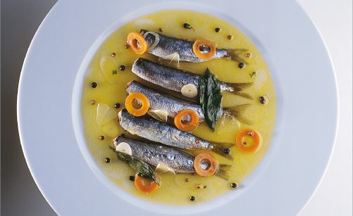 Recette de Sardine de méditerranée en escabèche, jeunes légumes croquants  et chapons par Alain Ducasse - Académie du Goût
