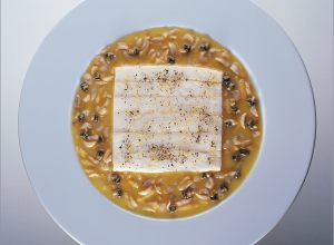 Turbot de bretagne en filets à plat, coquillages, sucs au beurre demi-sel par Alain Ducasse