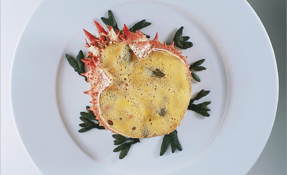 Araignée de mer décortiquée, asperges et girolles par Alain Ducasse