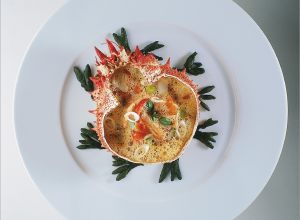 Araignée de mer décortiquée glacée à la tomate par Alain Ducasse