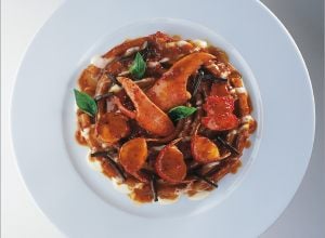 Homard breton en tronçons, macaroni gratinés au suc de tomate truffé