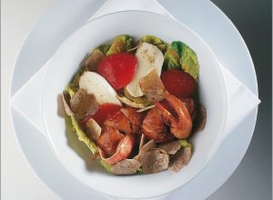 Salade de homard breton, côtes de sucrine croquantes et cœur de laitue, mozzarella et truffes blanches d’été au jus de presse