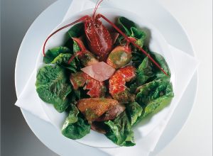 Salade de homard breton, poitrine de pigeonneau et truffes noires par Alain Ducasse