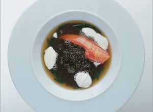 Soupe glacée de homard breton au caviar osciètre par Alain Ducasse
