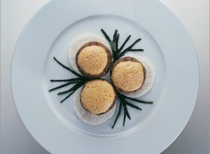 Oursins de roche en coque, condiment d’herbes et de citron par Alain Ducasse