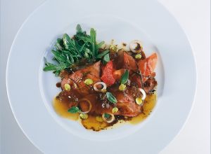 Aiguillette de bœuf en gelée naturelle, tomates, olives et oignons grelots par Alain Ducasse