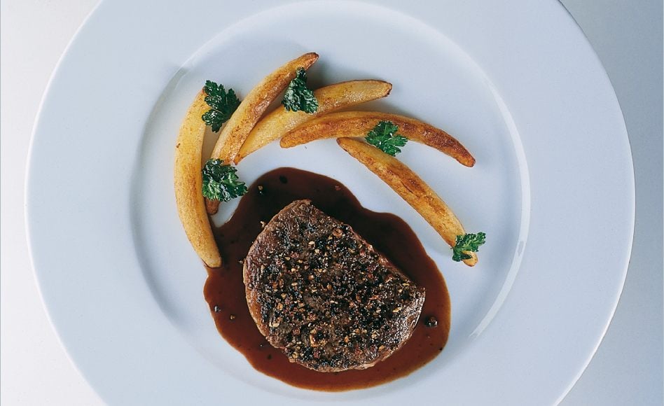 Steak de filet de bœuf de chalosse poêlé en croûte et sauce au poivre par Alain Ducasse