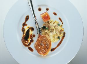 Cochon de lait en côtes à la française, rôti au sautoir, artichauts violets émincés crus en salade, polenta moelleuse, jus lié à la truffe noire