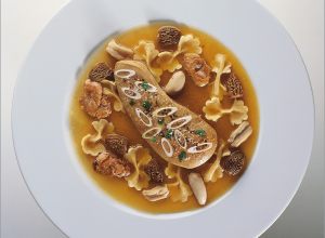 Foie gras de canard des Landes cuit dans un bouillon goûteux, langues, cervelles, morilles mijotées au jus de truffe, pâtes papillon