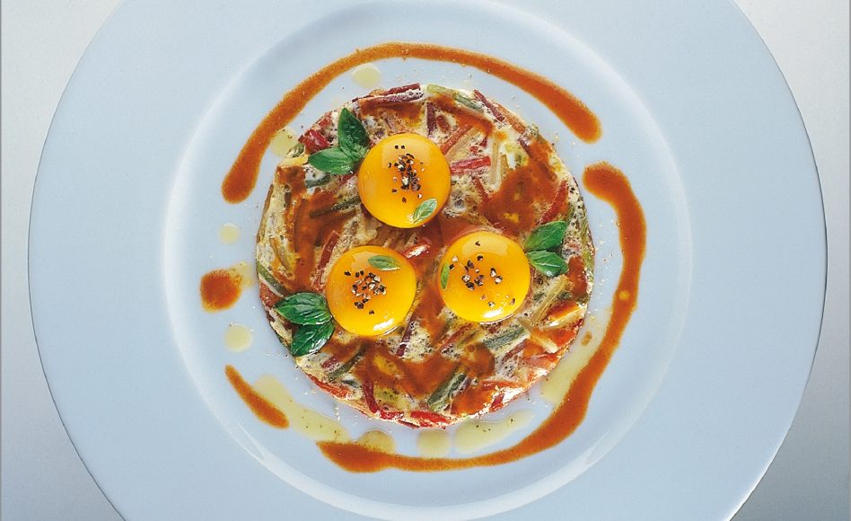 œufs de poule défaits puis cuits au plat à la basquaise par Alain Ducasse