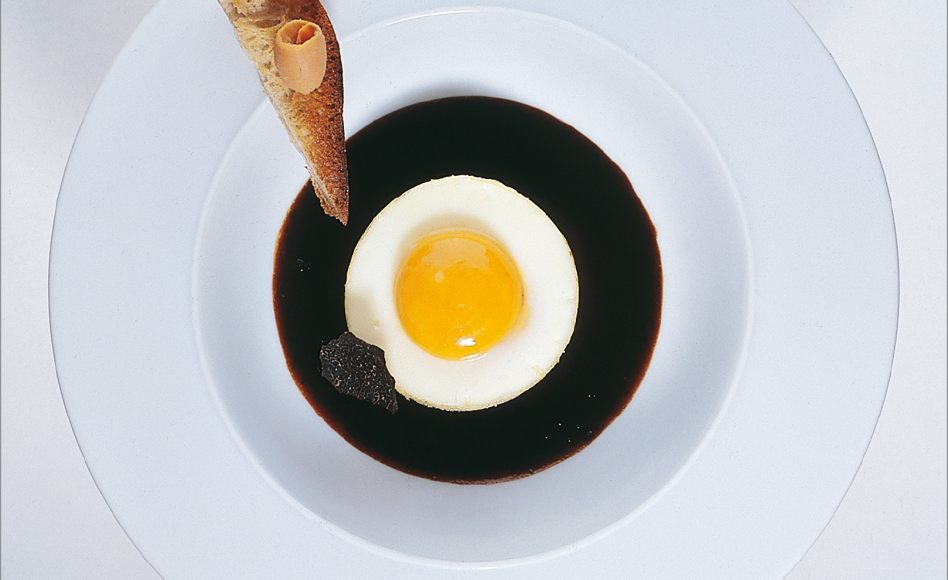 œufs de poule cuits moulés, sauce périgueux, mouillettes de pain de campagne au foie gras