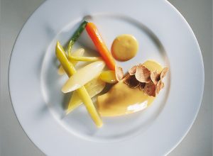 Poulette de bresse truffée en vessie, sauce albufera par Alain Ducasse