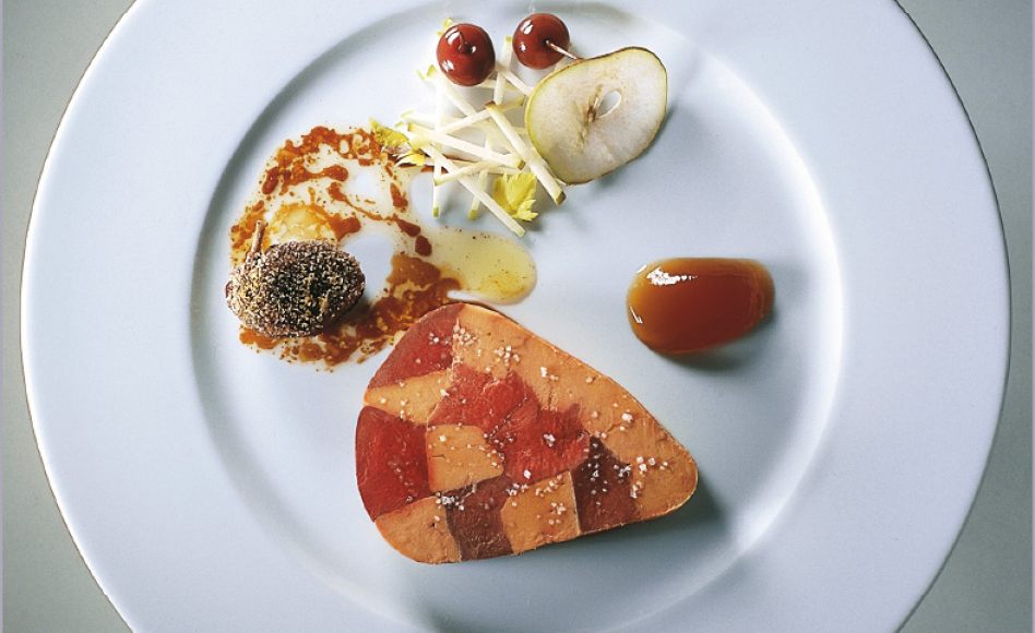 Confit de gibier et foie gras, poitrine de grive et herbes frites, râpée de pommes et poires sauvages crues