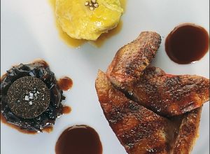 Palombe des cols pyrénéens sur la braise, chou rouge et truffe noire compotés ensemble, chou vert frisé farci de foie gras