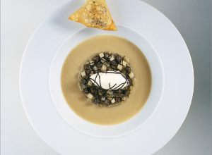 Bouillon d’artichaut et cèpe, rissoles de foie gras et matignon aux truffes