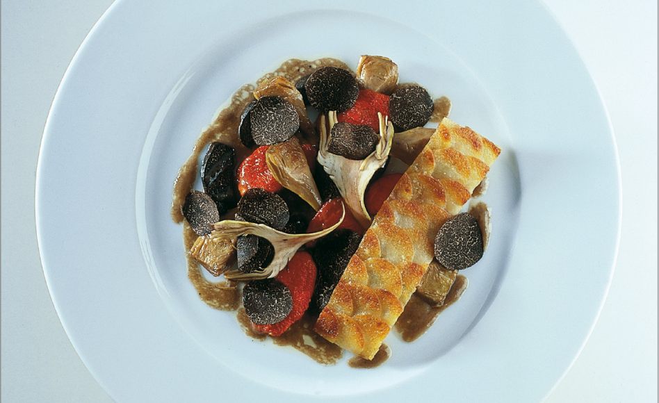 Artichauts épineux au sautoir, fine galette croustillante de pommes de terre aux tomates confites et truffes noires