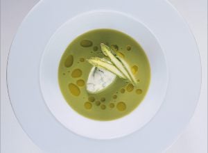 Bouillon glacé d’asperge verte en cappuccino vert et blanc