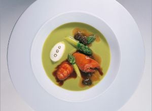 Fine crème d’asperges vertes, garniture mijotée aux écrevisses par Alain Ducasse