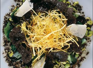 Premières févettes et truffes noires râpées en salade par Alain Ducasse