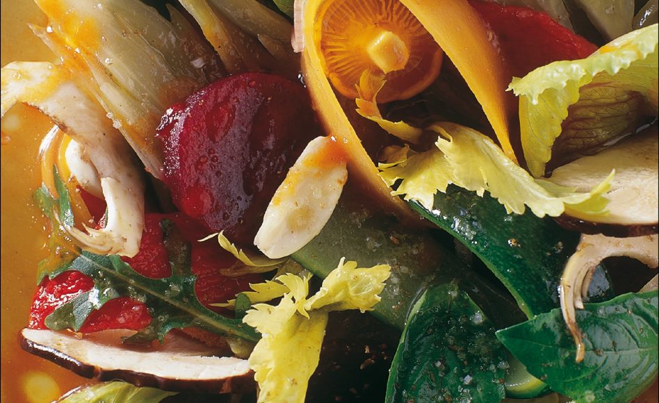 Légumes et champignons cuits au sautoir puis refroidis, condiment de tomates et de cèpes
