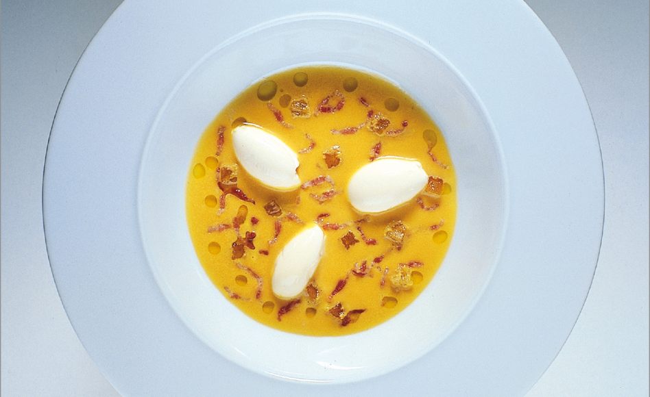 Crème de potiron aux gnocchi de lait caillé, petits lardons, champignons et croûtons dorés