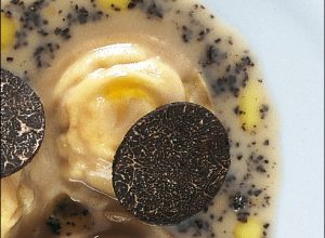 Ravioli de potiron cuits dans un bouillon de poule corsé, truffes noires et œufs de caille par Alain Ducasse