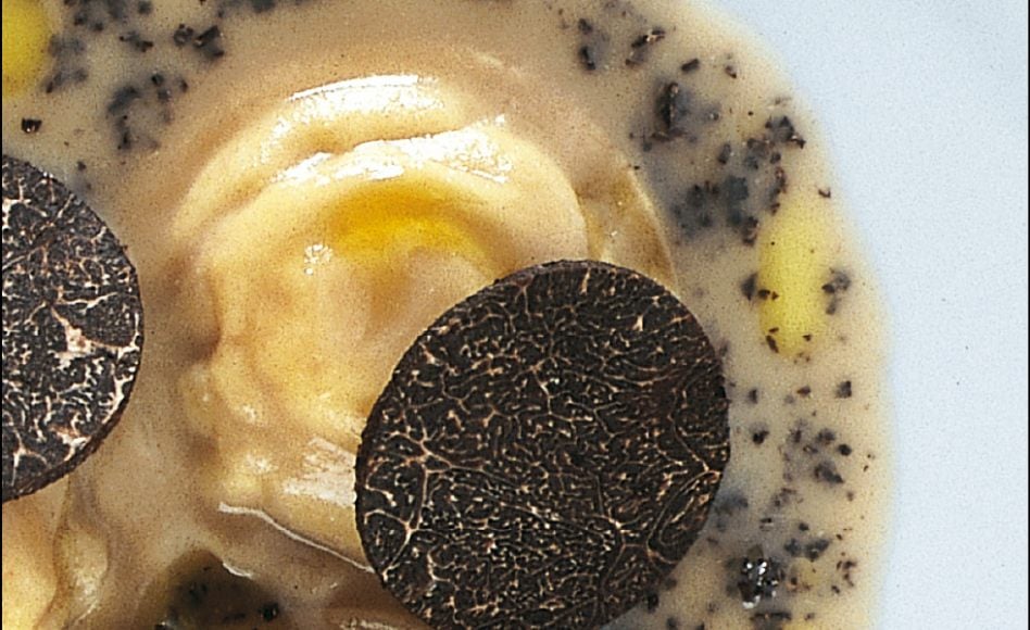 Ravioli de potiron cuits dans un bouillon de poule corsé, truffes noires et œufs de caille mollets