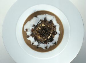 Morilles de l’arrière-pays cuites dans un bouillon de poule légèrement réduit, petite royale de foies de poularde truffée