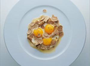 œufs de poule au plat, une râpée de tartufi di alba par Alain Ducasse