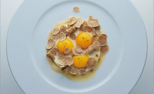 Recette d'Œufs de poule au plat, une râpée de tartufi di alba, beurre  noisette au parmesan par Alain Ducasse - Académie du Goût