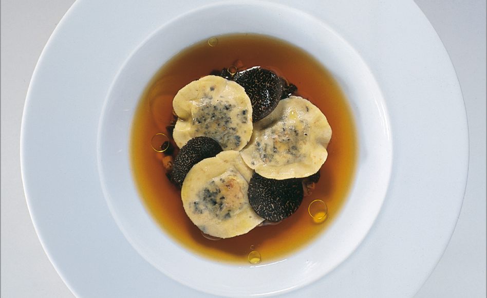 Ravioli de foie gras aux truffes noires de Riez dans un bouillon de poule