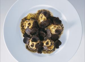 Foie gras en ravioli aux truffes noires