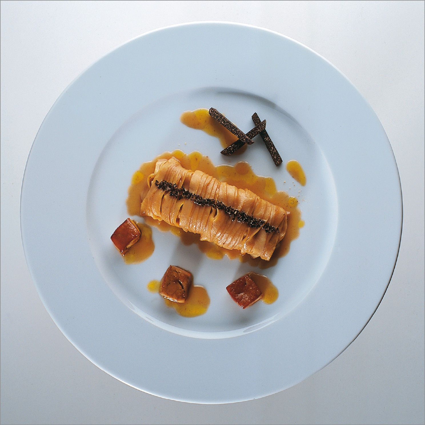 Recette d'Œufs de poule au plat, une râpée de tartufi di alba, beurre  noisette au parmesan par Alain Ducasse - Académie du Goût