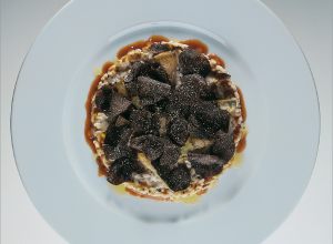 Risotto aux artichauts de provence et truffes noires en fins copeaux, lard croustillant