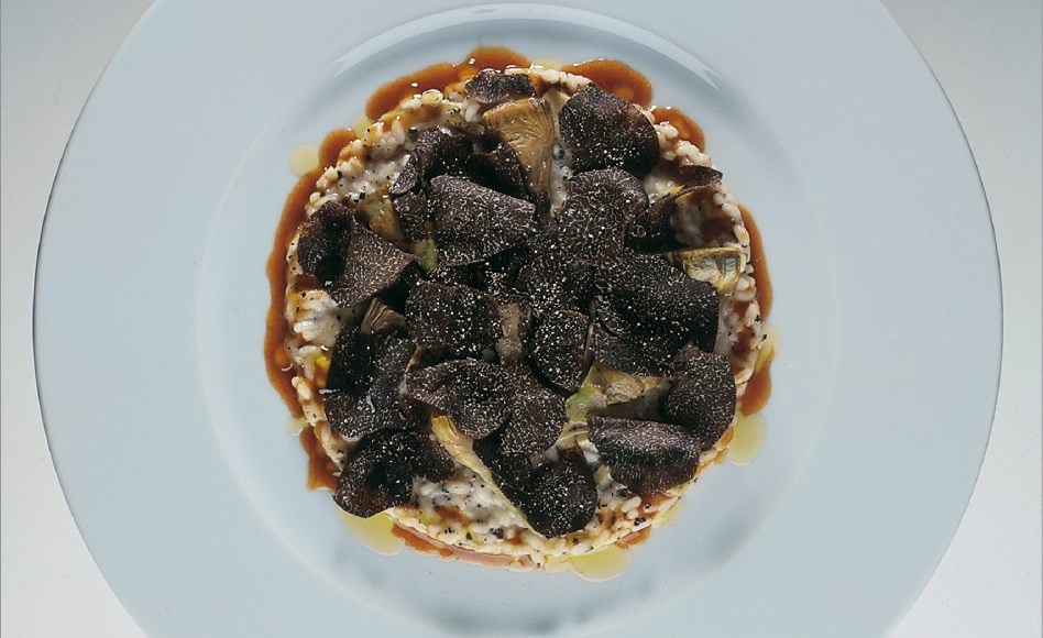 Risotto aux artichauts de provence et truffes noires en fins copeaux, lard croustillant