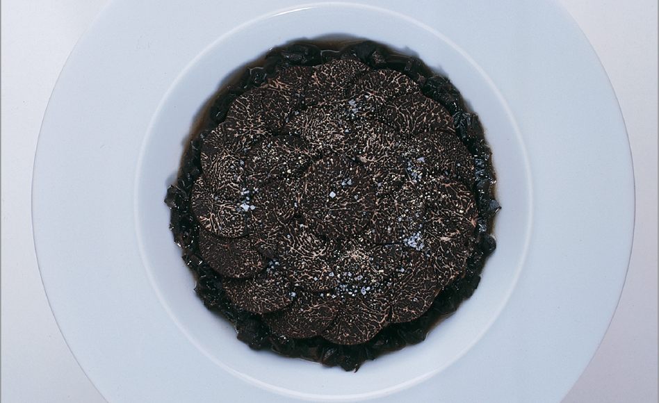 Des truffes noires en marmelade cassée, d’autres en fines lamelles par Alain Ducasse