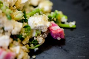 Salade fraiche de quinoa, asperges sauvages, feta et betterave chioggia