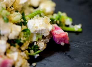 Salade fraiche de quinoa, asperges sauvages, feta et betterave chioggia