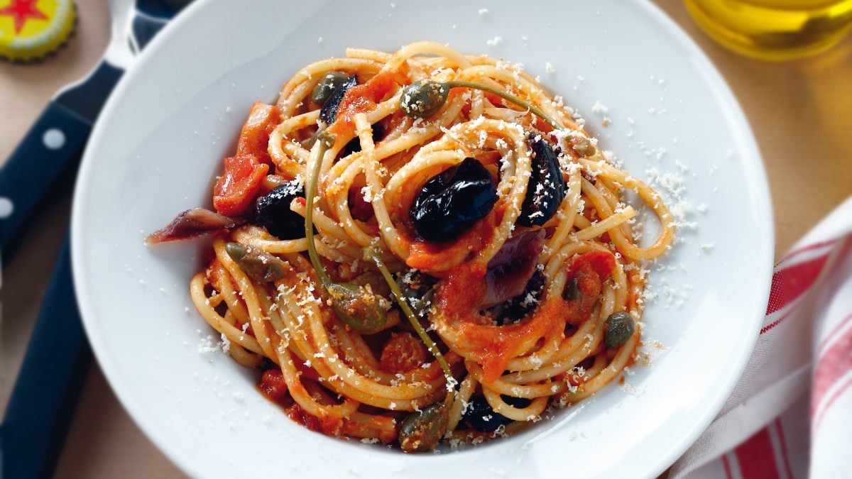 Recette de Spaghettis alla puttanesca par Julie Andrieu - Académie du Goût