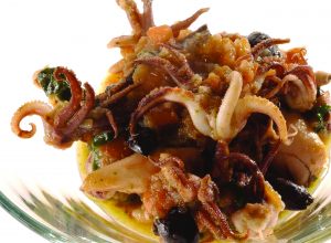 Recette d'encornets (supions) aux olives de Nice, à la tomate et au basilic par Alain Ducasse