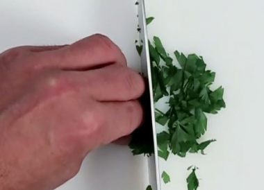 Concasser les herbes