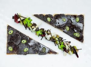 Truffes noires melanosporum à la croque, salade et herbes d'Annie Bertin