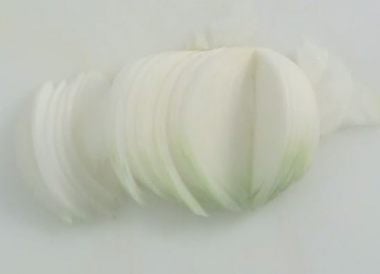 Eplucher et émincer un oignon