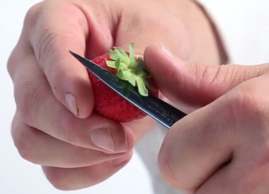Equeuter une fraise