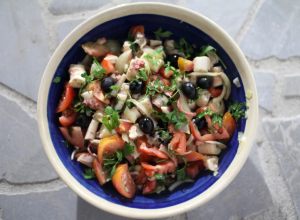 Poulpe mariné aux tomates et olives noires
