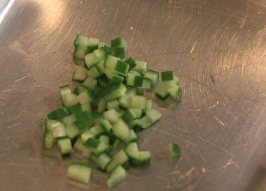 Tailler un concombre en brunoise