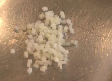 Technique pour tailler un oignon blanc en brunoise